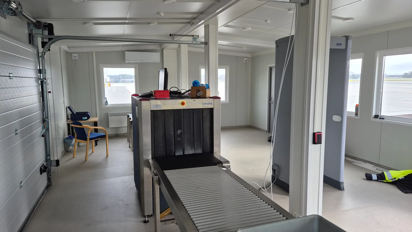 Innside av TEK17-modulen levert til Avinor — ferdig kontoroppsett