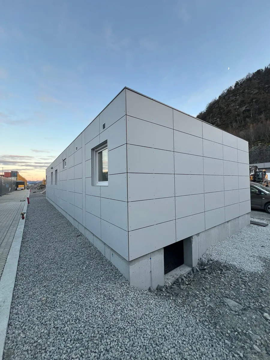 PTG Tempra kontorbygg under oppføring ved Ålesund havn — stålkonstruksjon med C4-coating