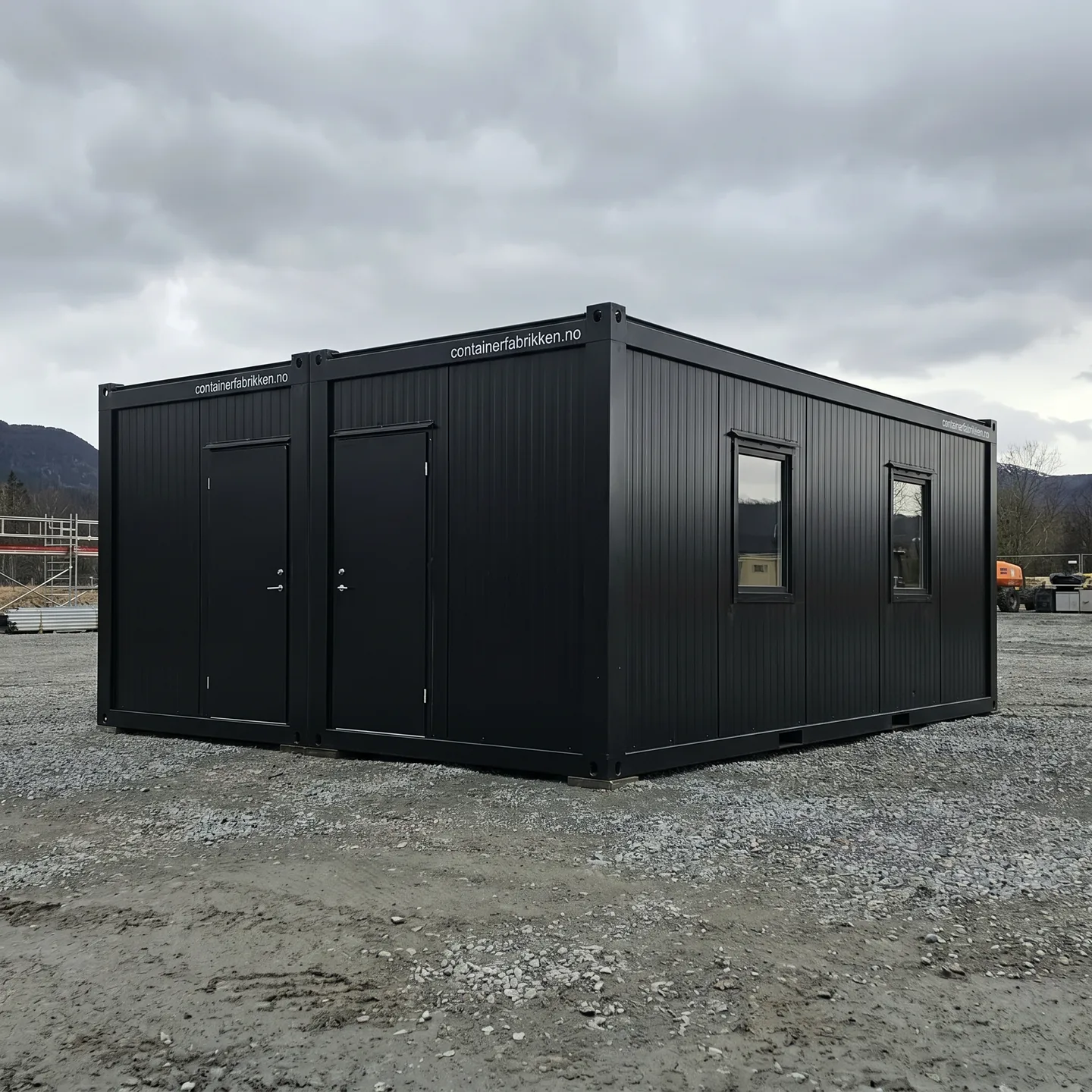 Standard flatpakket modulbygg fra Containerfabrikken på norsk industritomt